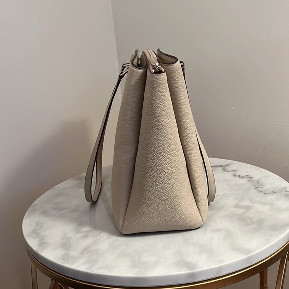 ♠️ EUC Kate Spade Monet Tote in Warm Beige♠️ - Picture 4 of 9